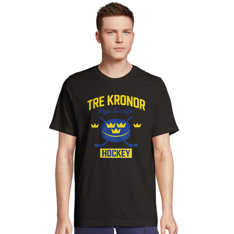 Tre Kronor Hockey-tryck med puck, klubbor, kronor och "Heja Sverige" på svart t-shirt.