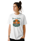 Tecknat skelett i vatten med palmträd, sol och text "Beach 2026" på vit t-shirt.