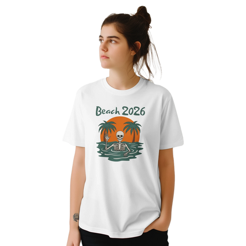 Tecknat skelett i vatten med palmträd, sol och text "Beach 2026" på vit t-shirt.