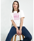 Stilren typografi med ordet MILF – t-shirt med ironiskt statement