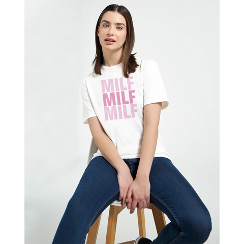 Stilren typografi med ordet MILF – t-shirt med ironiskt statement