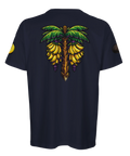 Grafiskt motiv av palm med bananklasar på baksidan av mörkblå t-shirt