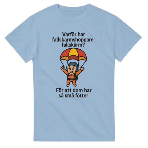 Blå t-shirt med skämtet "Varför har fallskärmshoppare fallskärm? För att dom har så små fötter" och en tecknad fallskärmshoppare