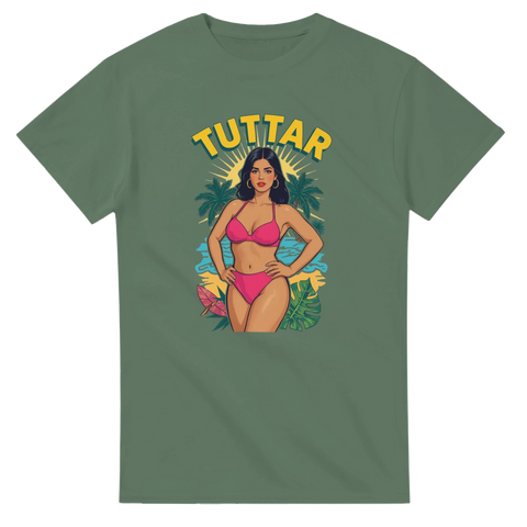 Pinup-tjej i rosa bikini med texten "TUTTAR" på olivgrön t-shirt.