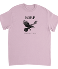 Ljusrosa t-shirt med ett kraftfullt motiv av en korp