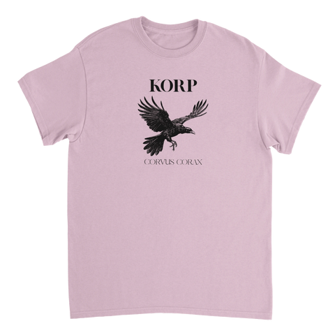 Ljusrosa t-shirt med ett kraftfullt motiv av en korp