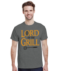 Lord of the Grill" text med grillgaller i O, orange text, svart grillspade på mörkgrå t-shirt.