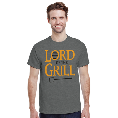 Lord of the Grill" text med grillgaller i O, orange text, svart grillspade på mörkgrå t-shirt.