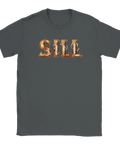 Sill-text med inlagd sill och rödlök på mörkgrå t-shirt.