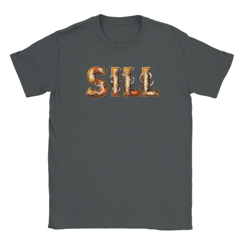 Sill-text med inlagd sill och rödlök på mörkgrå t-shirt.