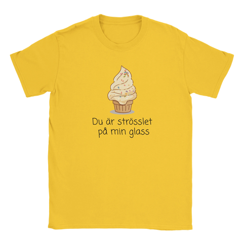Tecknad glass med strössel och text "Du är strösslet på min glass" på gul t-shirt, humoristisk.