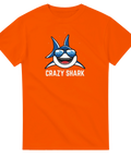 Tecknad haj med solglasögon och text "CRAZY SHARK" på orange t-shirt.