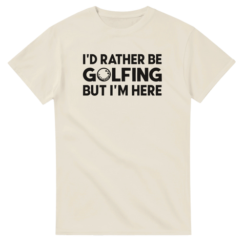 I'D RATHER BE GOLFING BUT I'M HERE" med golfboll på krämvit t-shirt.
