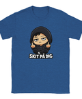 Sittande chibi-figur i hoodie som ger fingret med texten "SKIT PÅ DIG" på blå t-shirt.
