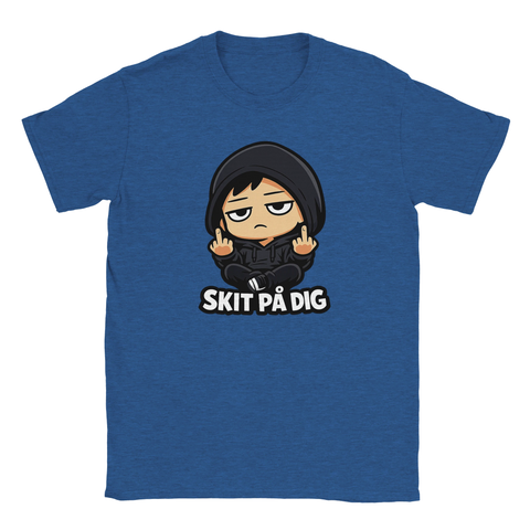 Sittande chibi-figur i hoodie som ger fingret med texten "SKIT PÅ DIG" på blå t-shirt.