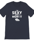 I'm Sexy and I Mow It" tryck med gräsklippare på marinblå t-shirt med rund hals.