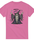Satirisk trollkarl i lila dräkt med mystiska tecken – rosa grafisk t-shirt