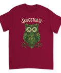Konstnärlig uggle-design med skogstema och humoristisk text på en vinröd t-shirt