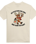 Beige t-shirt med en hjort, flaska och texten ”Det blev bara ren sprit – men hjort är hjort”.