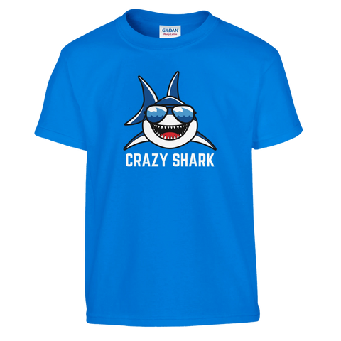 Illustration av en leende haj med spegelglasögon på en kungsblå t-shirt för barn