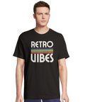 Man bär svart t-shirt med nostalgiskt tryck och grafiska ränder