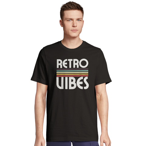 Man bär svart t-shirt med nostalgiskt tryck och grafiska ränder