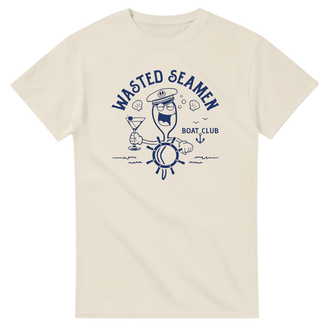 Vintage yacht club emblem med humoristiskt sjömansmotiv – beige t-shirt