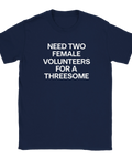 Marinblå t-shirt med rak och uppkäftig textillustration