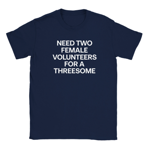 Marinblå t-shirt med rak och uppkäftig textillustration