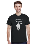 Man bär svart t-shirt med det ironiska trycket My Body My Choice