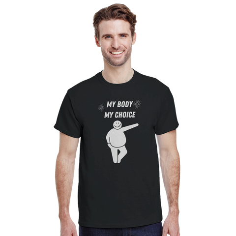 Man bär svart t-shirt med det ironiska trycket My Body My Choice