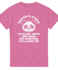 Humoristiskt antirasism-tryck med en panda på rosa t-shirt