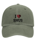 Modell med avslappnad stil bär Shirty Dad Cap 'I Love Snus'