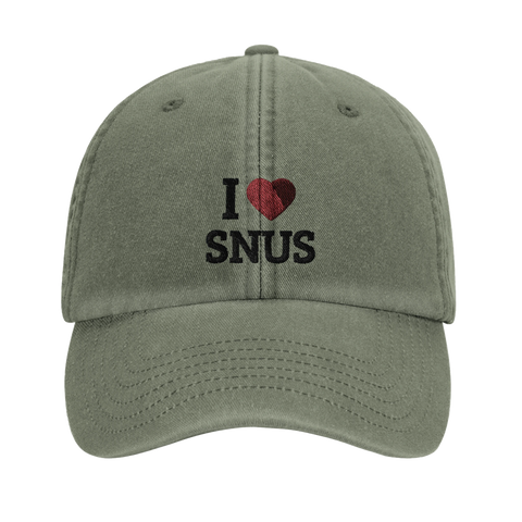 Modell med avslappnad stil bär Shirty Dad Cap 'I Love Snus'