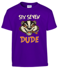 Six Seven Dude text, tecknad grävling med cigarr på lila t-shirt, retro.