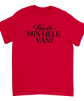 Röd t-shirt med texten ”Var är min lille vän?”.
