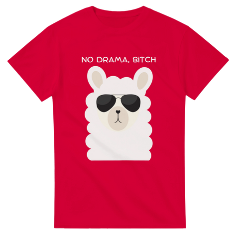 Lama med solglasögon och texten "NO DRAMA, BITCH" på röd T-shirt.
