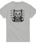 Söt katt i mugshot med text "Guilty of Being Too Cute" och "No Regrets" på grå t-shirt.
