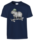 Marinblå barn-t-shirt med en kapybara i grön mössa på skateboard.