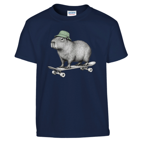 Marinblå barn-t-shirt med en kapybara i grön mössa på skateboard.