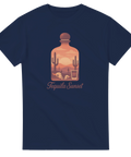 Tequila Sunset-motiv i flaska med ökenlandskap, kaktusar, solnedgång, dödskallar på marinblå t-shirt.