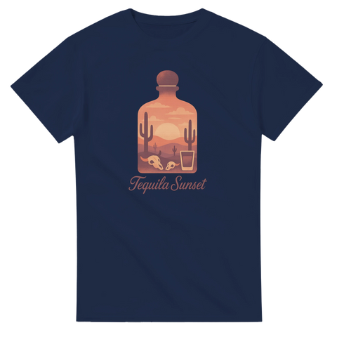 Tequila Sunset-motiv i flaska med ökenlandskap, kaktusar, solnedgång, dödskallar på marinblå t-shirt.