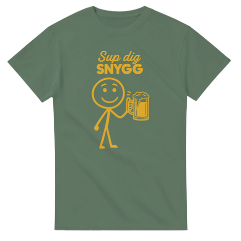 Militärgrön t-shirt med skämtsamt budskap och grafiskt öl-tryck