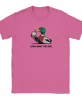 Grönand med whiskyglas, text "LOOK WHAT YOU DID" på rosa t-shirt.