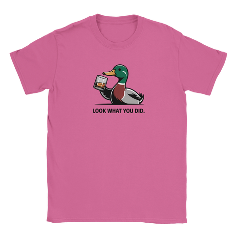Grönand med whiskyglas, text "LOOK WHAT YOU DID" på rosa t-shirt.