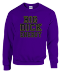 Big Dick Energy" text i svart med guldram på lila sweatshirt.