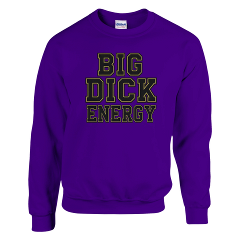 Big Dick Energy" text i svart med guldram på lila sweatshirt.