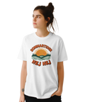 Kvinna bär vit t-shirt med konstnärligt motiv av soluppgång och granskog