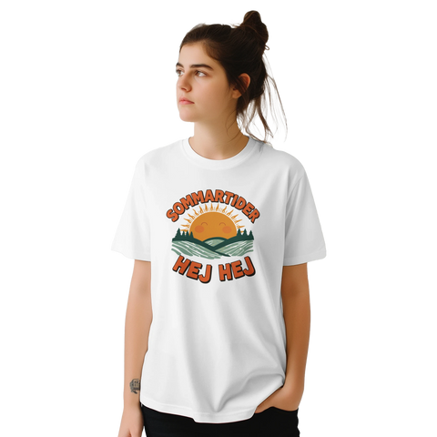 Kvinna bär vit t-shirt med konstnärligt motiv av soluppgång och granskog