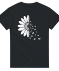 Vit blomma som förvandlas till fjärilar på svart t-shirt.